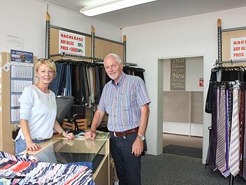 Bernd Meier und Ehefrau Grazyna in einem der Verkaufsräume in Mistelfeld. Mit dem Abverkauf haben sie und ihre Mitarbeiter hier noch alle Hände voll zu tun. Fotos: Ramona Popp