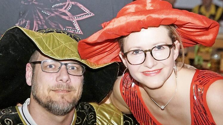 Stefan und Carmen Hennemann aus Unterleiterbach besuchten den Ball und hatten sich dafür bunt kostümiert.