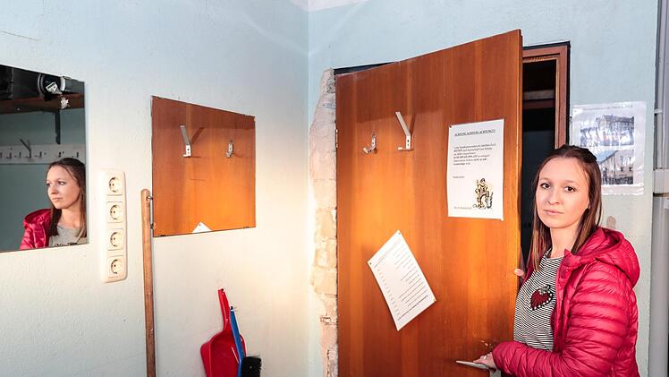 Lisa Büttel in der Heimkabine der SG Roßdorf Brüder am Forst: Mit Spiegeln wurde der abbröckelnde Putz notdürftig kaschiert. Fotos: Matthias Hoch