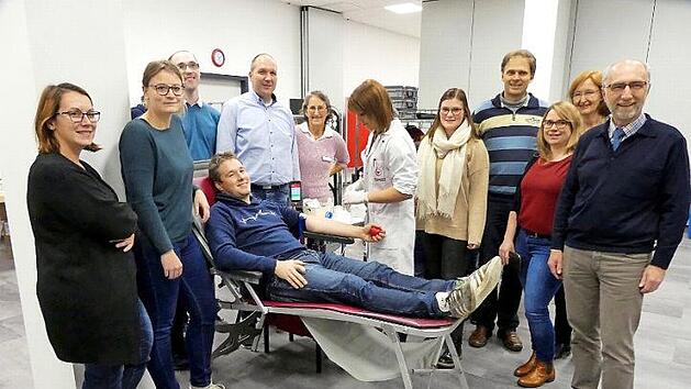 Gleich wird die Schwester die Ader von Sebastian Meyer anzapfen. Die des LBD kommen auch gleich dran (rechts Kanzleileiter G&uuml;nter Engel, links neben der Schwester Rosi M&uuml;ller).  Foto: Dieter H&uuml;bner