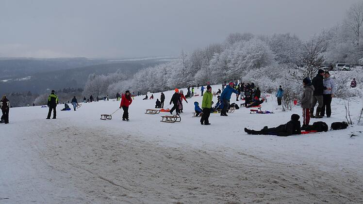 An den Zugängen zu den Hängen hat sich der Schnee schon braun gefärbt, dahinter wartet die reinste weiße Pracht. Zahlreiche Besucher erfreuen sich am Berghaus Rhön aktuell der Winterlandschaft.