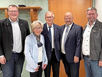 Zweiter Bürgermeister Jürgen Reinwald, Kreisvorstandsmitglied Christa Filpe, VdK-Ortsvorsitzender Martin Mattausch, Schirmherr MdL Holger Dremel und RSV-Vorsitzender Christian Hansel (v.l.).