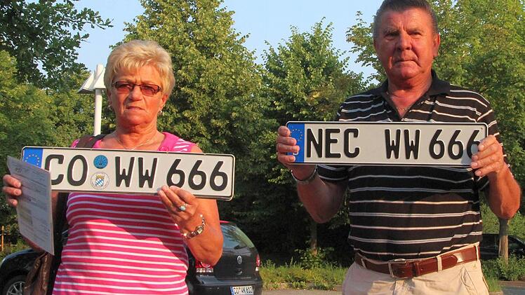 Wolfgang Wittmann mit seiner Frau und dem alten und neuen Kennzeichen