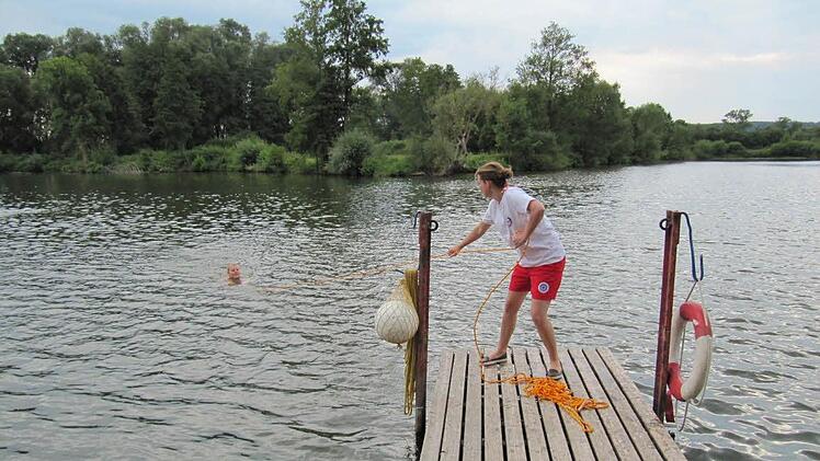 Rettung mit dem Wurfsack: Verena Lieb zieht von Land aus die hilfsbdürftige Person an der bis zu 20 m langen Leine an Land.