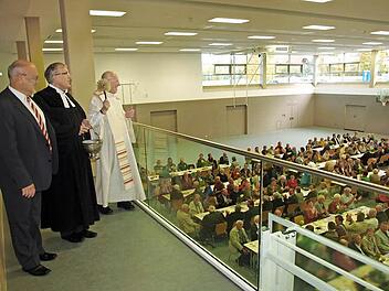 Begleitet von Bürgermeister Franz Kuhn und Pfarrer Philipp Klein, erteilt Pfarrer Norbert Reinwand der neuen Wilhelm-Hegler-Halle den kirchlichen Segen. Fotos: Stefan Geiger