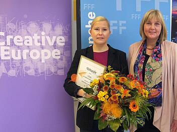 Coburgs Bürgermeisterin Birigt Weber (rechts)überreichte Isabell Serauky bei einem Empfang des Filmfernsehfonds Bayern den Coburger Drehbuchpreis. Foto: Berthold Köhler