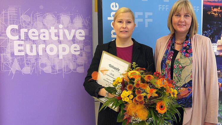 Coburgs Bürgermeisterin Birigt Weber (rechts)überreichte Isabell Serauky bei einem Empfang des Filmfernsehfonds Bayern den Coburger Drehbuchpreis. Foto: Berthold Köhler
