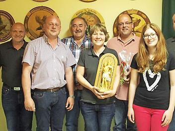 Die Vertreter der drei Schützengesellschaften Reiner Henneberger (links), Georg Seiffert (2. von links), Jochen Selzam (3. von rechts) und Klaus Brückner (rechts) überreichten an die Sieger des Patenschießens Günter Popeskul (3. von rechts), Ulrike Aberer (Mitte) und Clarissa Dod (2. von rechts) die Preise. Foto: Königl. priv. Schützengesellschaft Münnerstadt