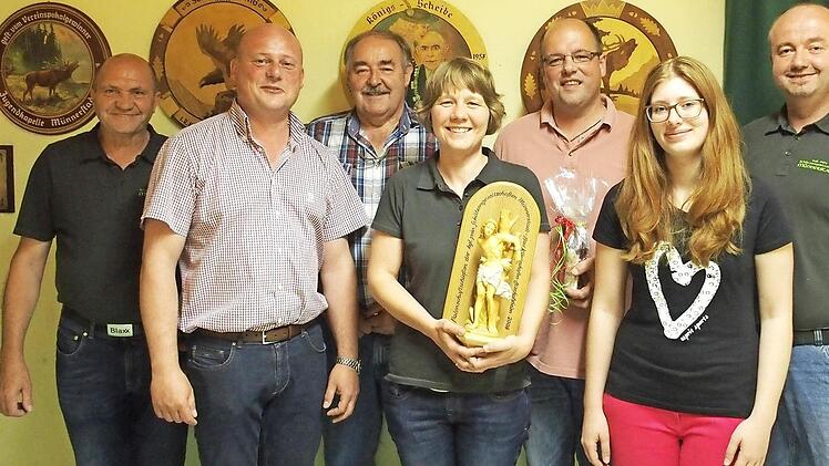 Die Vertreter der drei Schützengesellschaften Reiner Henneberger (links), Georg Seiffert (2. von links), Jochen Selzam (3. von rechts) und Klaus Brückner (rechts) überreichten an die Sieger des Patenschießens Günter Popeskul (3. von rechts), Ulrike Aberer (Mitte) und Clarissa Dod (2. von rechts) die Preise. Foto: Königl. priv. Schützengesellschaft Münnerstadt