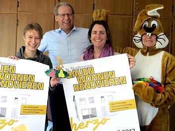 Jana Dupke (l.) und Andrea Pöltl (2. v. r.) vom Stadtmarketing laden gemeinsam mit German Hacker und Osterhäsin Bea Wirth zur Stadtmesse ein. Foto: Richard Sänger