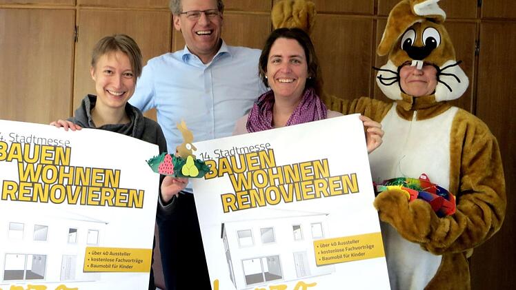 Jana Dupke (l.) und Andrea Pöltl (2. v. r.) vom Stadtmarketing laden gemeinsam mit German Hacker und Osterhäsin Bea Wirth zur Stadtmesse ein. Foto: Richard Sänger