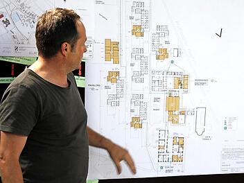 Architekt Schels zeigt, in welche Räume die Schulklasse für die Phase der Generalsanierung ausweichen.