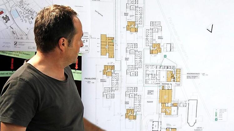 Architekt Schels zeigt, in welche Räume die Schulklasse für die Phase der Generalsanierung ausweichen.