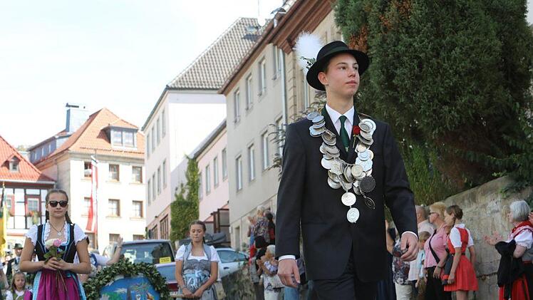 Vom Marktplatz aus machten sich die Kronacher Schützen und ihre Gäste auf den Weg zur Hofwiese. Foto: Barbara Herbst