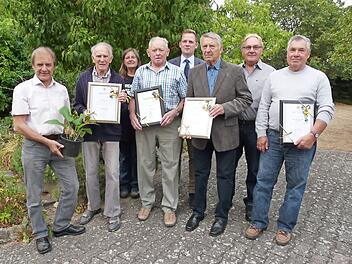 Langjährige Mitglieder standen beim Imkerverein anlässlich des Sommerfestes in Heldritt an (von links): Rüdiger Wintersperger, Dieter Dostal, Sabine Hofmann, Gerhard Oppel, Tobias Ehrlicher, Helmut Wölfert, Karl-Heinz Herold und Kurt Zetzmann.  Foto: Karin Günther