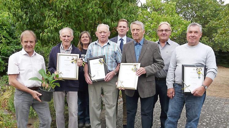 Langjährige Mitglieder standen beim Imkerverein anlässlich des Sommerfestes in Heldritt an (von links): Rüdiger Wintersperger, Dieter Dostal, Sabine Hofmann, Gerhard Oppel, Tobias Ehrlicher, Helmut Wölfert, Karl-Heinz Herold und Kurt Zetzmann.  Foto: Karin Günther