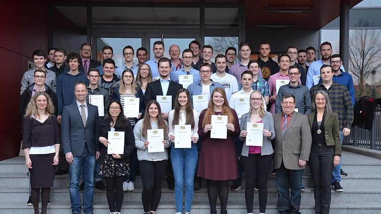 Die Winterprüflinge der Jakob-Preh-Berufsschule mit den besten Zeugnissen wurden von der Schule wie von der Regierung von Unterfranken ausgezeichnet. Es gratulierten einige Ausbilder wie auch (vorne von links) Schulleiterin Christine Götz und der stellvertretende Schulleiter Christian Stöhr sowie (vorne von rechts) die Fördervereinsvorsitzende Hildegard Steinhardt und der stellvertretende Landrat Josef Demar. Foto: StefanKritzer
