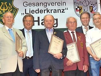 Ehrungen für langjährige Mitgliedschaft gab es beim Gesangverein "Liederkranz" Haig. Das Bild zeigt von links Gerd Zehnter, Hans Rauh, Bürgermeister und Schirmherrn Rainer Detsch, Helmut Gebhardt, Walter Schmidt, Landrat Klaus Löffler, Manfred Schagar und Vorsitzenden Markus Endes. Fotos: Karl-Heinz Hofmann