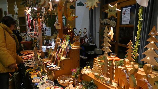 Auch aus Holz wurden viele Dekorationsartikel beim Weihnachtsmarkt in Rentweinsdorf angeboten. Christian Licha