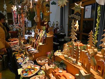 Auch aus Holz wurden viele Dekorationsartikel beim Weihnachtsmarkt in Rentweinsdorf angeboten. Christian Licha