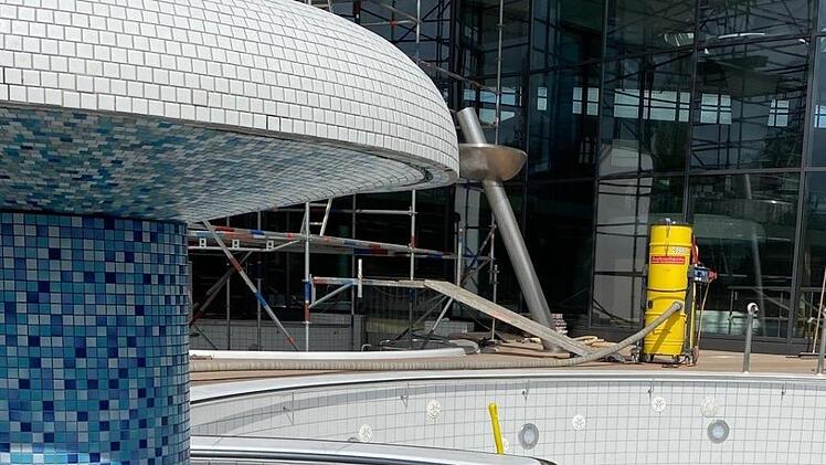 Auch im Au&szlig;enbereich der KissSalis werden Wartungsarbeiten erledigt. Foto: Christine Sch&ouml;n