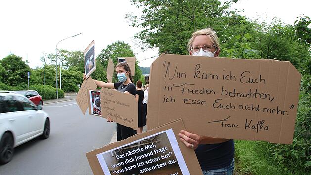 Die Tierschützerinnen Cornelia Köhler und Elisa Effenhauser wollen mit ihrer Beteiligung an der Mahnwache vor dem Schlachthof dazu beitragen, unnötiges Tierleid zu beenden.