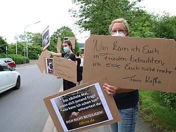 Die Tierschützerinnen Cornelia Köhler und Elisa Effenhauser wollen mit ihrer Beteiligung an der Mahnwache vor dem Schlachthof dazu beitragen, unnötiges Tierleid zu beenden.
