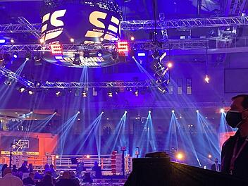 Die Neuenmarkter Firma Colito ist ein Spezialist für Veranstaltungstechnik und sorgt für Licht und Ton bei der Box-WM am vergangenen Samstag.  Foto: Team Colito