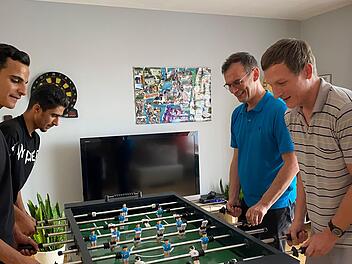 Eine gemeinsame Runde Kicker - Hamza und Hussein spielen gegen die Heimleiter Dimitri Antonov und Hannes Schnabel (v. r. n. l.) in der Jugendhilfe Campus.    Foto: Angelika Despang