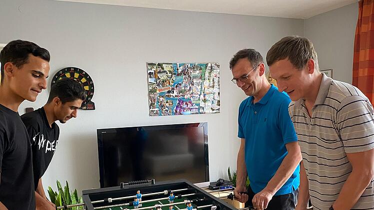 Eine gemeinsame Runde Kicker - Hamza und Hussein spielen gegen die Heimleiter Dimitri Antonov und Hannes Schnabel (v. r. n. l.) in der Jugendhilfe Campus.    Foto: Angelika Despang