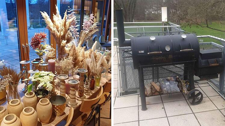 Links stehen Vasen, Kerzen und Trockenblumen auf einem Tisch vor großen Fenstern. Rechts ist ein schwarzer Smoker-Grill auf einer Terrasse zu sehen.