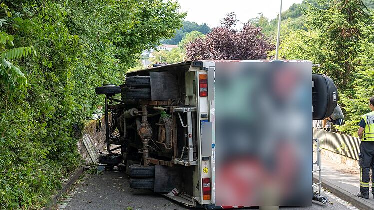 Eltmann: Betrunkener (42) rollt mit Wohnmobil Berg hinab und kracht in Mauer