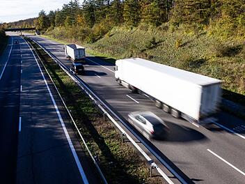 Autos und Lastwagen
