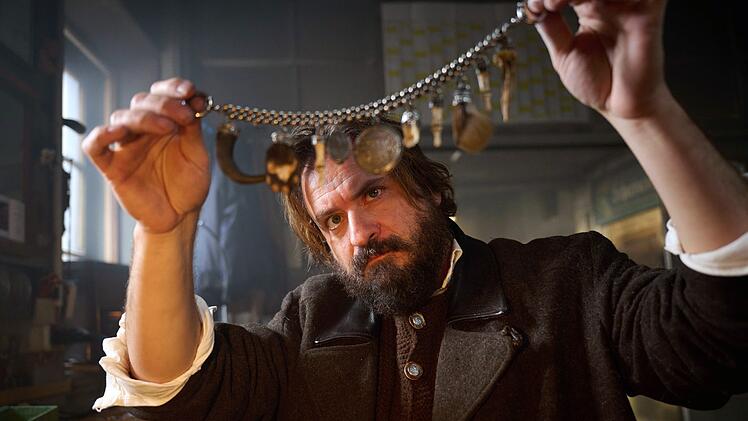 Berti Ottensamer (Daniel Christensen) stellt Trachtenschmuck aus menschlichen Knochen her.