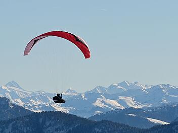 Paraglider in den Alpen