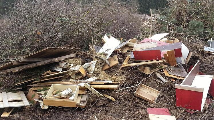 Lackiertes Möbelholz enthält Schadstoffe. Deshalb darf es nicht verschürt oder zu Hackschnitzel verarbeitet werden.