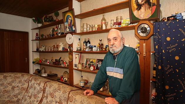 Charalampos L. ist ein typisches Beispiel für Altersarmut. Seine Wohnung in Fürth hat gerade mal 30 Quadratmeter, kein Bad, nur Waschbecken und Toilette, Zugang durch einen Hinterhof, über eine sehr steile Holztreppe. Jeden Monat bekommt der Grieche 431,41 Euro Rente. Davon muss er leben. Foto: Barbara Herbst