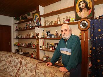 Charalampos L. ist ein typisches Beispiel für Altersarmut. Seine Wohnung in Fürth hat gerade mal 30 Quadratmeter, kein Bad, nur Waschbecken und Toilette, Zugang durch einen Hinterhof, über eine sehr steile Holztreppe. Jeden Monat bekommt der Grieche 431,41 Euro Rente. Davon muss er leben. Foto: Barbara Herbst