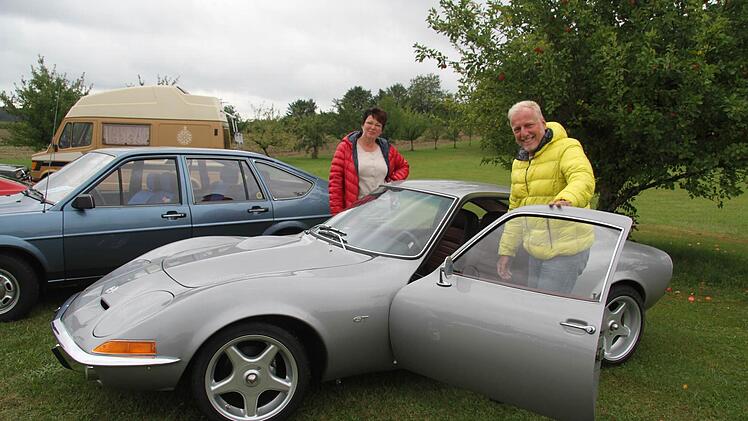 Geträumt von einem eigenen Opel GT hat Reinald Kolb aus Stadtsteinach schon immer, erst vor wenigen Monaten hat er sich seinen Jungentraum erfüllt. Der stolze Opel GT war schon restauriert und macht einfach Spaß. Foto: Sonja Adam