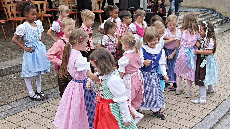 Volle Konzentration aber auch Spaß hatten die "Concordia-Kids" bei ihren Darbietungen, die von den zahlreichen Besuchern und auch von Bürgermeister Wolfram Thein (hinten) stürmisch beklatscht wurden. Foto: Helmut Will