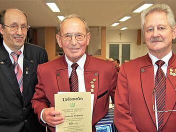 Sänger Klemens Schmitt (Mitte) bekommt vom Sängerlust-Vorsitzenden Ewald Schmück (rechts) und dem Bad Kissinger Gruppenvorsitzenden Siegfried Gottwald eine Auszeichnung. Foto: Sigismund von Dobschütz