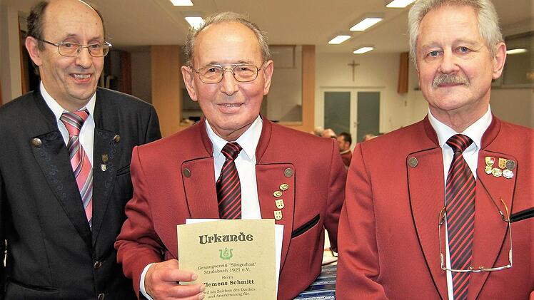 Sänger Klemens Schmitt (Mitte) bekommt vom Sängerlust-Vorsitzenden Ewald Schmück (rechts) und dem Bad Kissinger Gruppenvorsitzenden Siegfried Gottwald eine Auszeichnung. Foto: Sigismund von Dobschütz