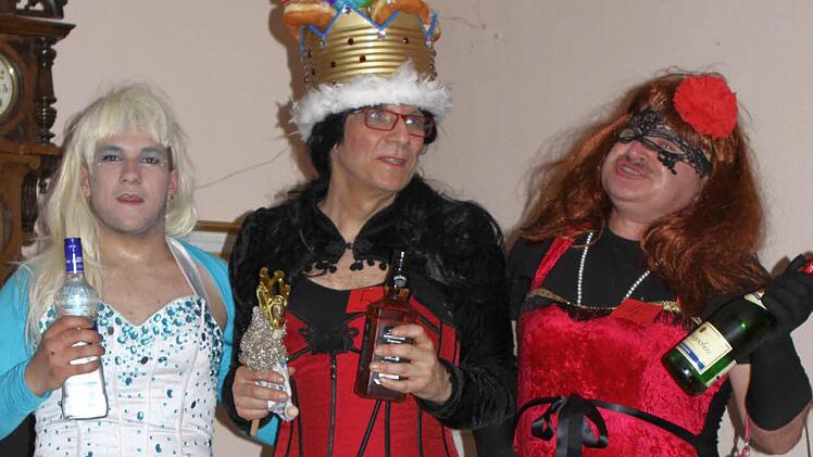 "Elsa" versucht sich unter Assistenz der Prinzessin Katharina und Sitzungspräsident "Frankonia" Vogler im Erbsenzielschießen beim Kräbbelkaffee in Bad Brückenau.  Foto: Thomas Dill