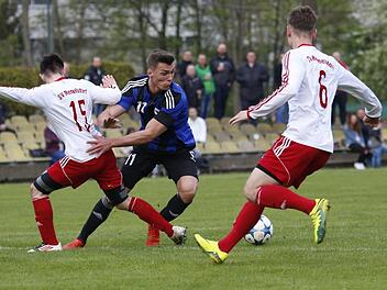 David Mai und die SpVgg Jahn Forchheim hatten am Donnerstag noch den SV Memmelsdorf mit 1:0 bezwungen, am Montag setzte es aber bei der TuS Röllbach (0:1) die erste Niederlage unter dem neuen Trainer Christian Springer. Foto: Sebastian Baumann
