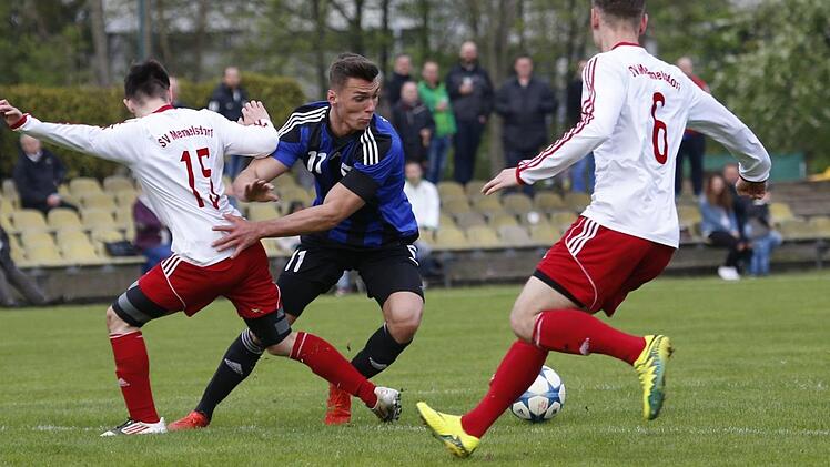 David Mai und die SpVgg Jahn Forchheim hatten am Donnerstag noch den SV Memmelsdorf mit 1:0 bezwungen, am Montag setzte es aber bei der TuS Röllbach (0:1) die erste Niederlage unter dem neuen Trainer Christian Springer. Foto: Sebastian Baumann