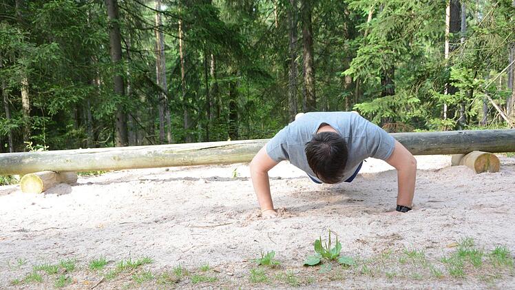 Auch Liegestütze gehören beim Trimm-Dich-Pfad zum Programm.  Foto: Dagmar Besand