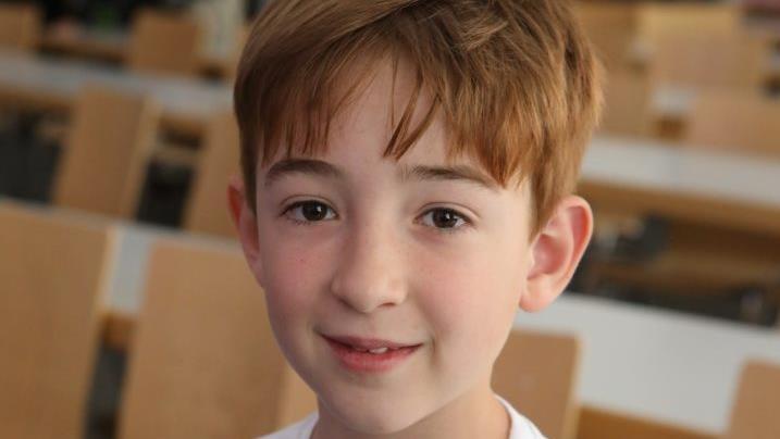 Linus findet die Vorstellung komisch, in der Schule eine andere Sprache zu sprechen, als zu Hause. Foto: Barbara Herbst