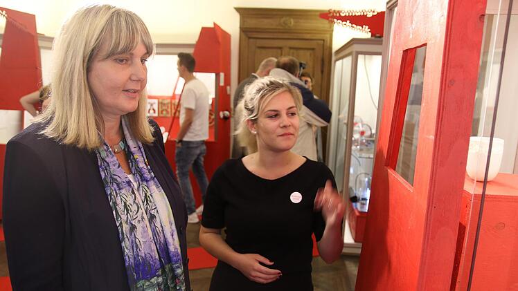 Zweite Bürgermeisterin Birgit Weber beim Rundgang durch die Ausstellung. Foto: Desombre
