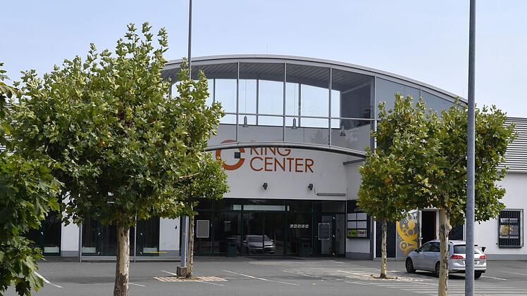 Das Ringcenter  am Berliner Ring im Bamberger Süden liegt seit Jahren nahezu brach.  Die Bamberger FIM-Unternehmensgruppe will das Gebäude nun entwickeln.  Foto: Ronald Rinklef