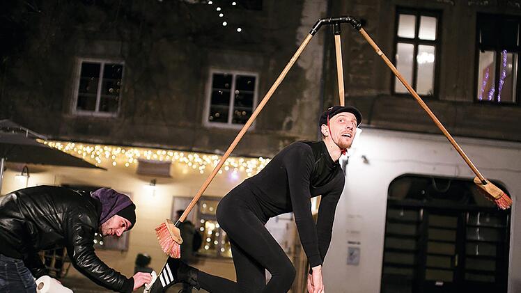 Der Tanz mit den Besen präsentiert Tobia Circus alias Marco Borghetti aus Italien. Foto: ZirkArtFestival